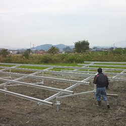 山口県防府市の太陽光発電設備の杭打ち・架台設置